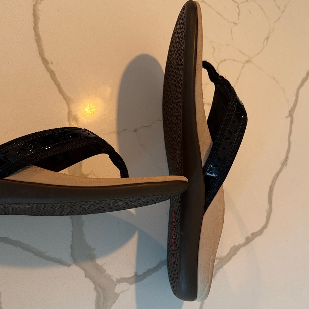 Vionic Black Patent Thong Sandals with Tan Footbed - Picture 5 of 6
